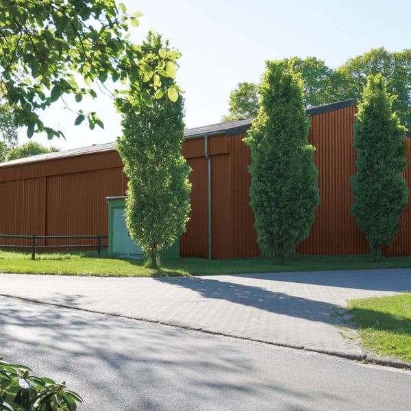Bedrijfsgebouw met wandbekleding van damwandplaat 35/207 Notenbruin (RAL 8011)
