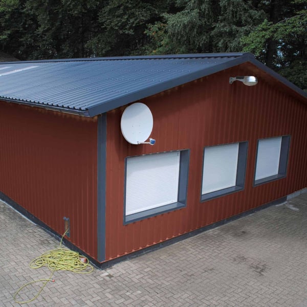 Hal met roodbruine damwandplaat 35/207 wandbekleding, 0,75 mm staal, 25 µm polyestercoating