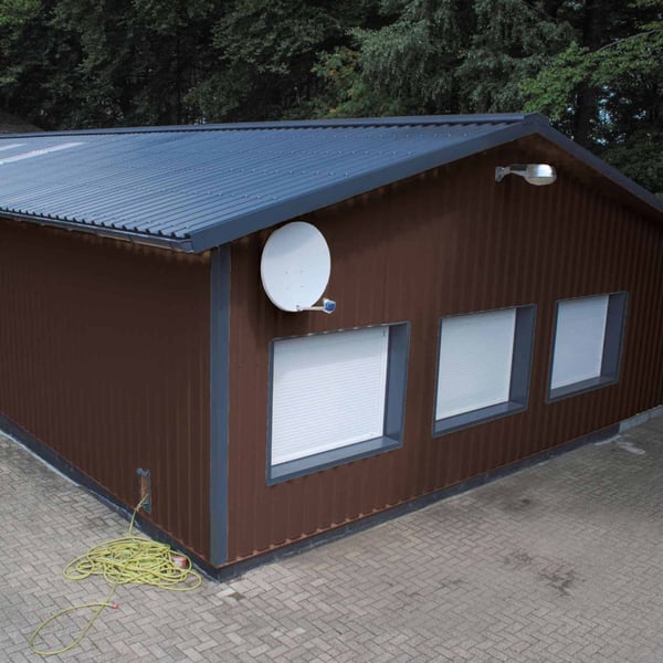 Damwandplaat 35/207 Wand, Chocoladebruin RAL 8017, als gevel van een industriegebouw