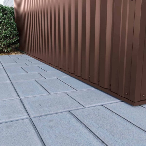 Damwandplaat 35/207 Wand, Chocoladebruin RAL 8017, detail van de onderste wandbekleding met straatstenen