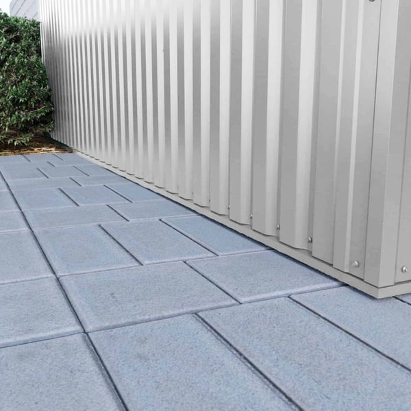 Detail van de onderrand van damwandplaat 35/207 in Zilver-Metallic als gevelbekleding