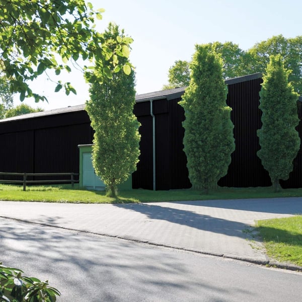 Bedrijfsgebouw met wandbekleding van damwandplaat 35/207 Gitzwart (RAL 9005)