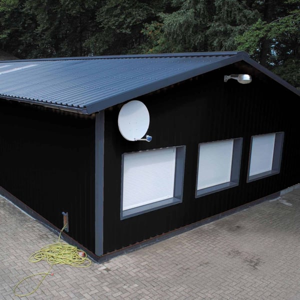 Hal met wandbekleding van damwandplaat 35/207 Gitzwart (RAL 9005) en antraciet dak