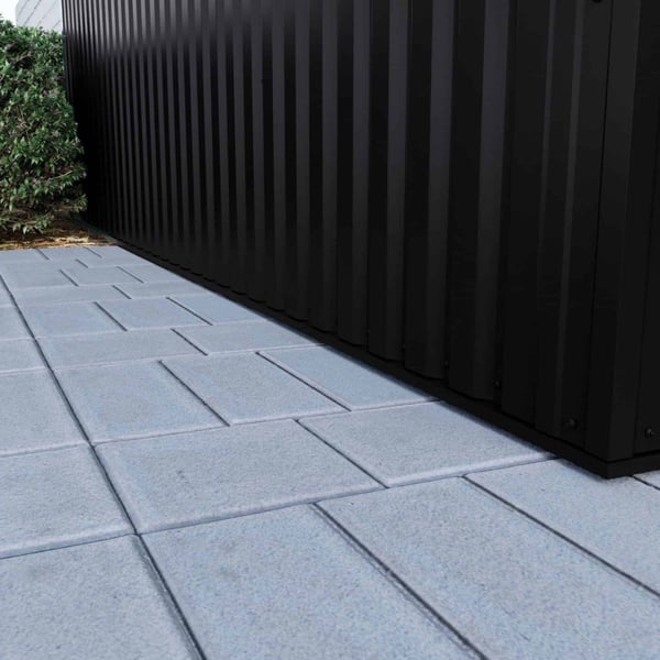 Detailaanzicht van de wandbekleding van damwandplaat 35/207 Gitzwart (RAL 9005) aan de plint