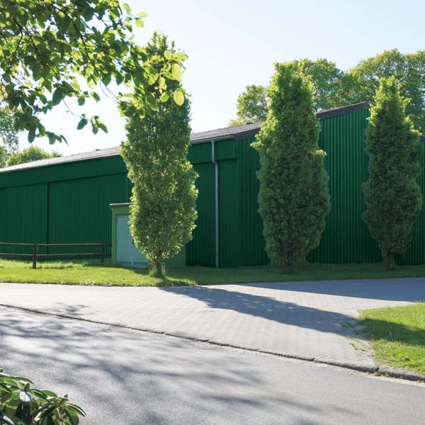 Bedrijfsgebouw met wandbekleding van damwandplaat 35/207 aluminium mosgroen (RAL 6005)