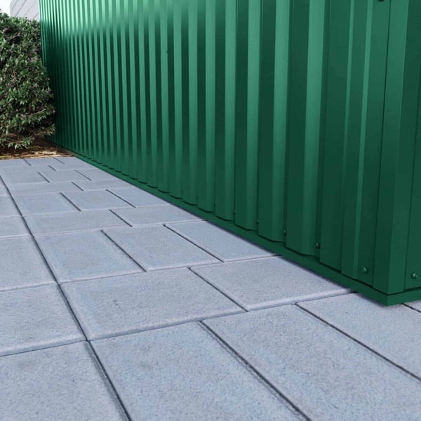 Detail van de onderrand van damwandplaat 35/207 aluminium mosgroen (RAL 6005) aan een wand