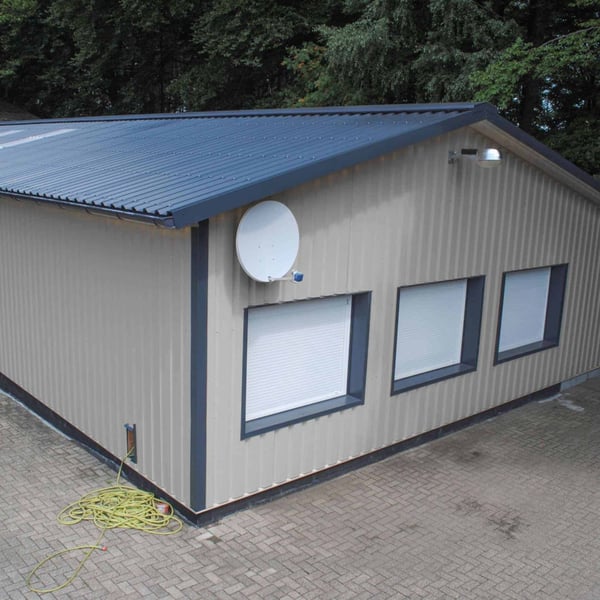 Damwandplaat 35/207 aluminium Zilver-Metallic als gevelbekleding van een gebouw met ramen