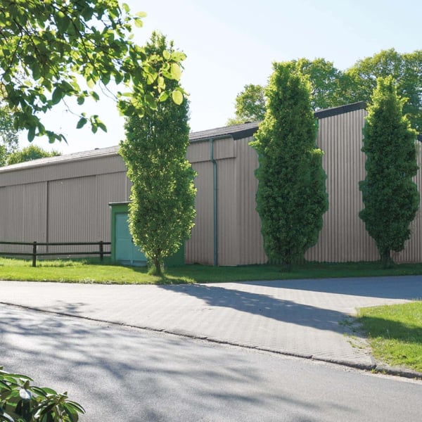 Hal met gevelbekleding van damwandplaat 35/207 aluminium, RAL9007