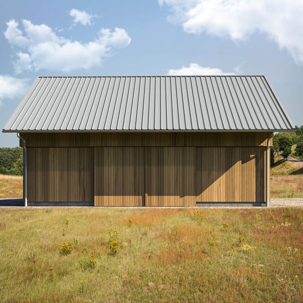 Damwandplaat 45/333 lichtgrijs op een houten schuur, dakbedekking, 0,50 mm staalplaat