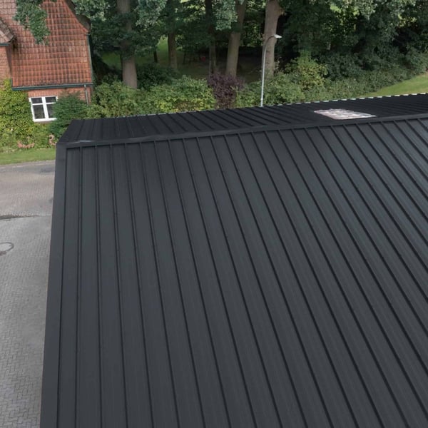 Damwandplaat 45/333 aluminium 0,70 mm antracietgrijs op een dak van bovenaf
