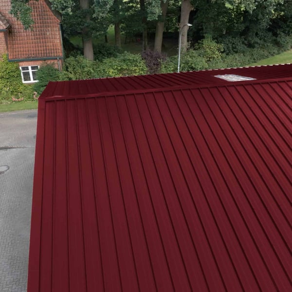 Damwandplaat 45/333 in Wijnrood (RAL 3005) op een dak, detail bovenaanzicht