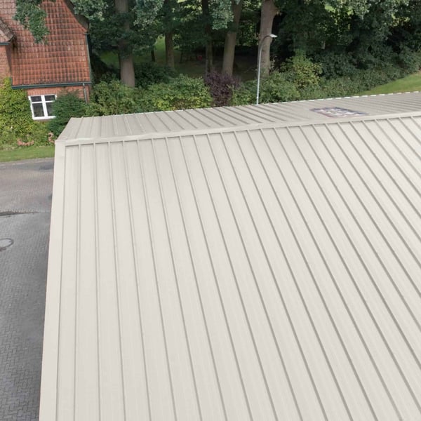 Damwandplaat 45/333 Grijswit (RAL 9002) als dakbedekking van een groot gebouw, bovenaanzicht