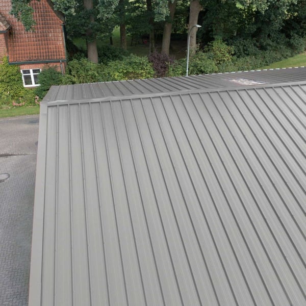 Damwandplaat 45/333 Zilver-Metallic op een dak, detail van de profielstructuur