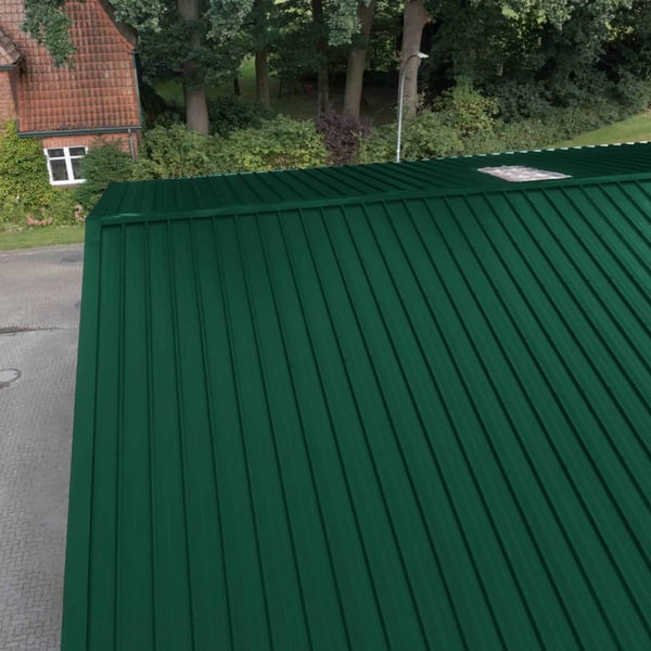 Damwandplaat 45/333 aluminium mosgroen als dak van een gebouw, vogelperspectief