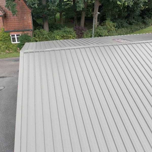 Damwandplaat 45/333, Lichtgrijs RAL 7035, 0,50 mm staal, 25 µm polyestercoating, bovenaanzicht dak