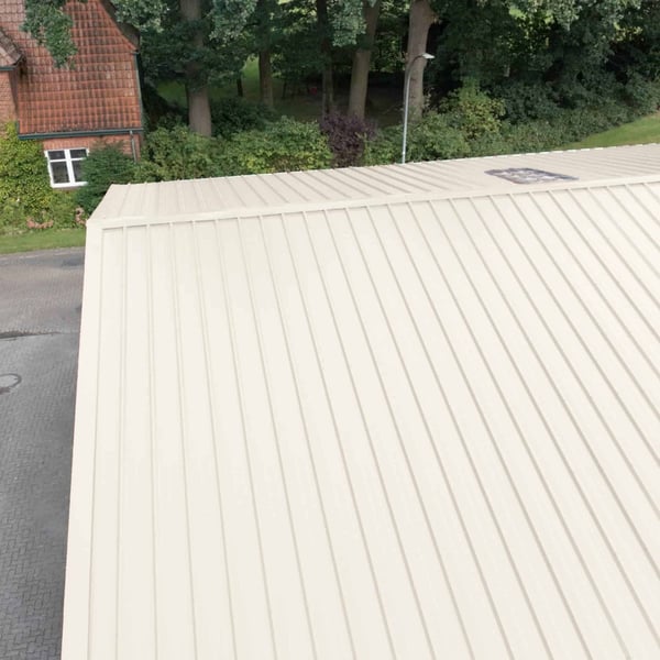 Damwandplaat 45/333 dakplaat, zuiverwit, op een industrieel dak met lichtkoepel, bovenaanzicht