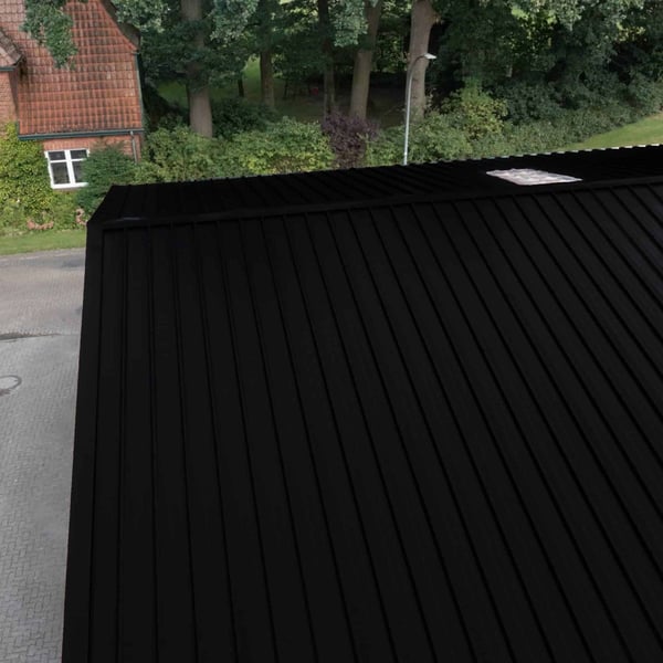 Damwandplaat 45/333 Gitzwart op een dak, detailweergave van de profielstructuur