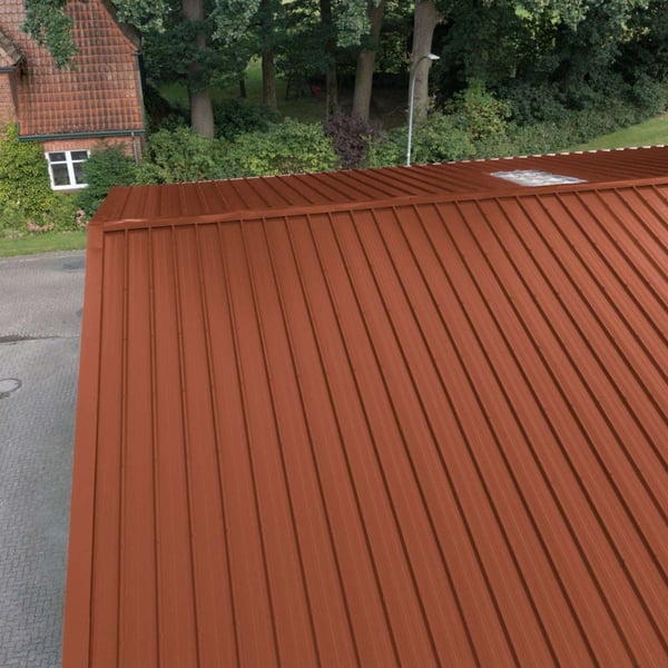 Damwandplaat 45/333 Koperbruin als dak van een gebouw, bovenaanzicht met anticapillaire groef