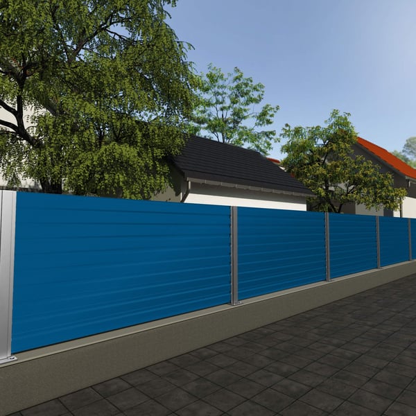Schutting van damwandplaat T35DR wand Gentiaanblauw RAL 5010 in een woonwijk