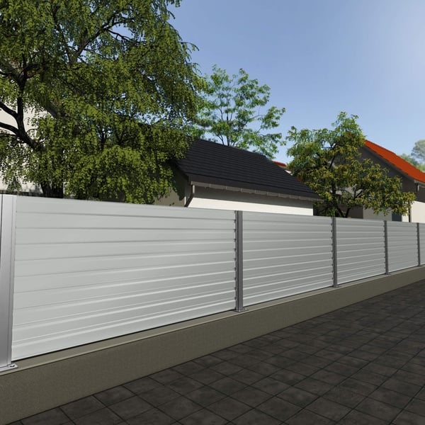 Damwandplaat T35DR Wand Lichtgrijs als schuttingelement in een tuinomgeving