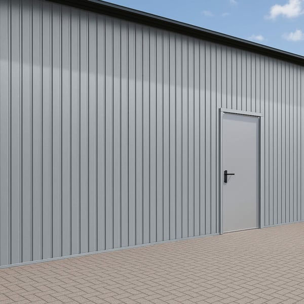 Damwandplaat T7M wand Venstergrijs RAL 7040 op een gevel met deur