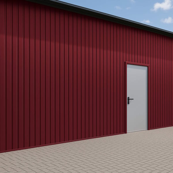 Damwandplaat T7M wand, wijnrood RAL 3005, 0,50 mm, gemonteerd aan een gevel met deur
