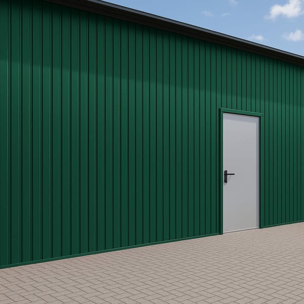 Mosgroene damwandplaat T7M als wandbekleding op een gebouw met deur