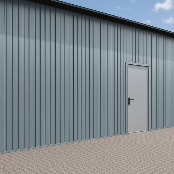 Damwandplaat T7M Pelsgrijs RAL 7000 als wandbekleding op een gebouw met deur