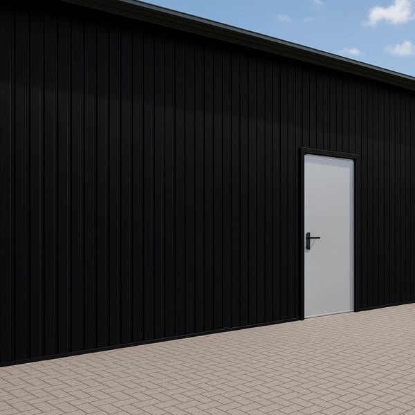 Damwandplaat T7M Gitzwart RAL 9005, 0,50 mm, gemonteerd op een gebouwwand met deur