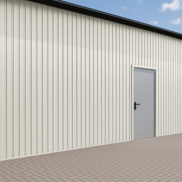 Damwandplaat T7M wand Grijswit (RAL 9002) op een gevel met deur