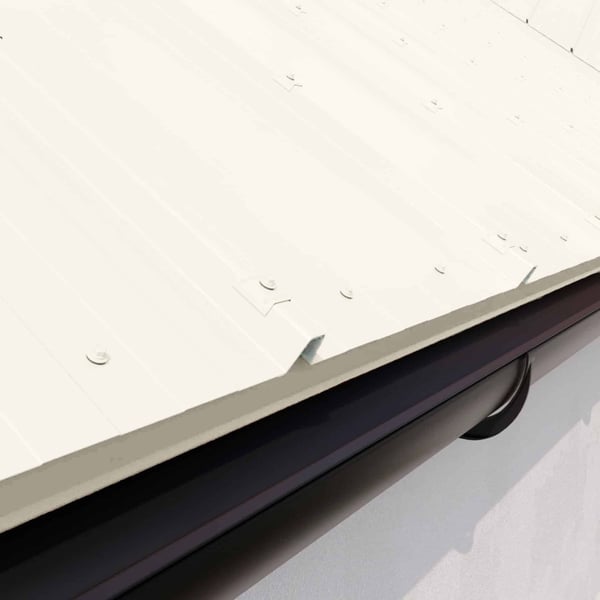 Dakgootprofiel Zuiverwit RAL 9010 gemonteerd aan het dak met donkere dakgoot