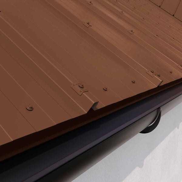 Dakgootprofiel Notenbruin RAL 8011 aan de dakrand met dakgoot en profielplaten