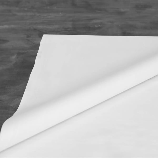EPDM dakfolie wit, 1,50 mm, uitgespreid op donkere ondergrond, hoek omgevouwen