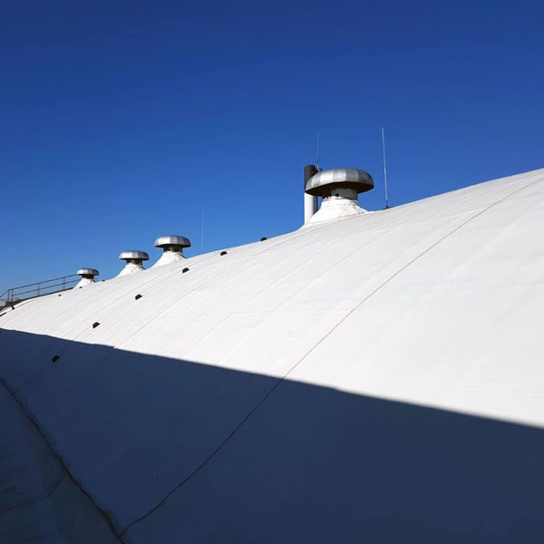EPDM dakfolie wit, 1,50 mm, gelegd op een gebogen dak, met ventilatoren