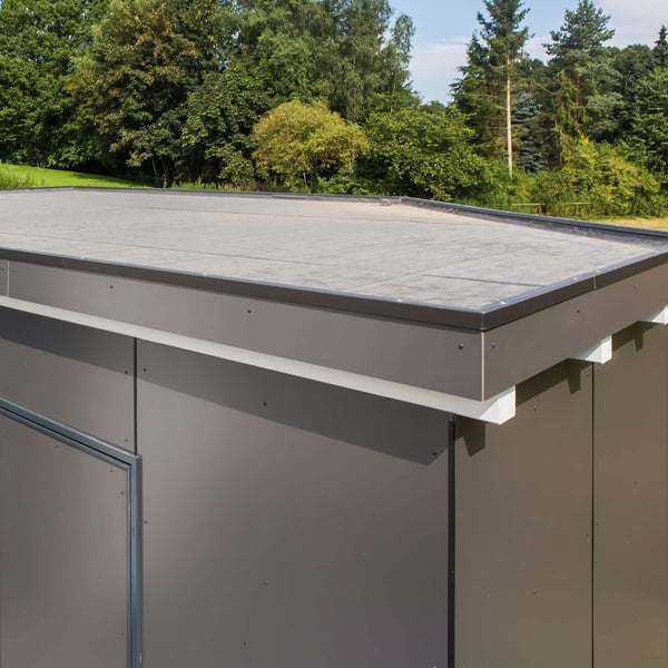 EPDM dakfolie zwart 1,20 mm op het platte dak van een tuinhuis met dakrand