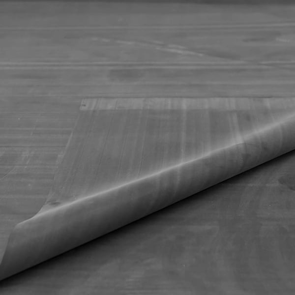 EPDM dakfolie zwart 1,50 mm, gedeeltelijk uitgerold op een ondergrond