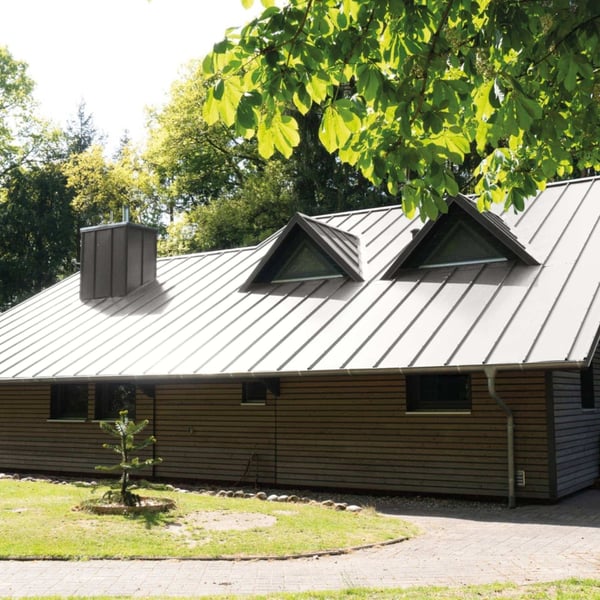 Felsplaat 33/500-LE, grijs aluminium, op een dak met dakkapellen en schoorsteen