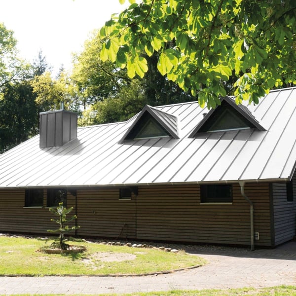 Felsdakpan 33/500-LE aluminium Zilver-Metallic op een woonhuis, dakbedekking