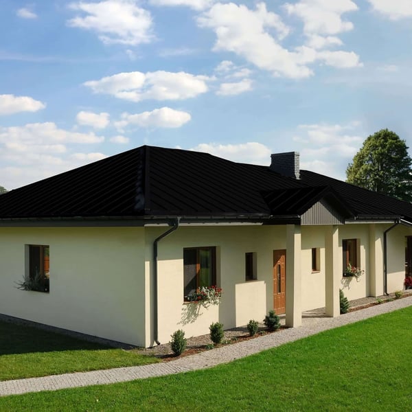 Staande felsplaat PD-510-S trapezium Gitzwart op een bungalow met tuinpad