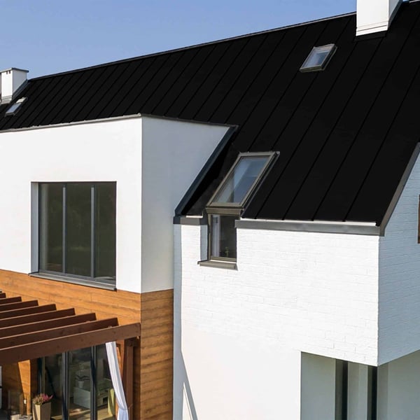Staande felsplaat PD-510-S trapezium Gitzwart op een wit huis met dakramen