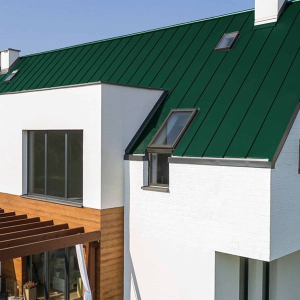 Staande felsplaat PD-510-S trapezium Chroomoxydegroen op een wit woonhuis
