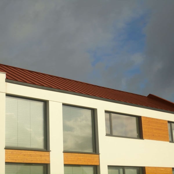 Staande felsplaat PD-510-S trapezium Terracotta op een plat dak van een modern gebouw