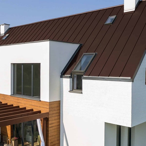 Modern huis met dak van staande felsplaat PD-510-S trapezium in chocoladebruin, detailaanzicht