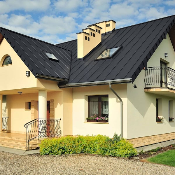 Huis met dak van staande felsplaat PD-510-S damwandplaat grafietgrijs, legging