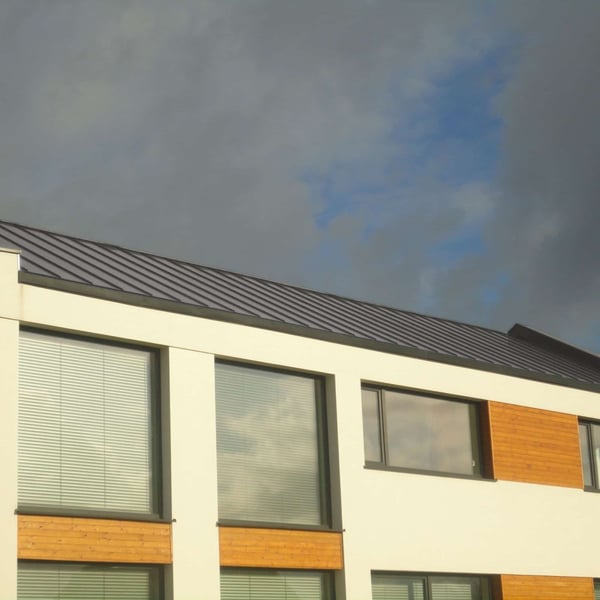 Modern gebouw met staande felsplaat PD-510-S in grijs aluminiumkleurig