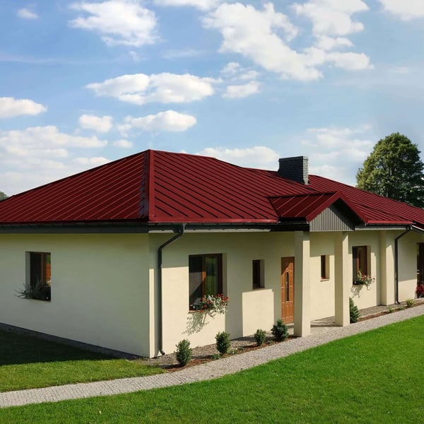 Staande felsplaat PD-510-S trapezium kersrood op een bungalow met schoorsteen