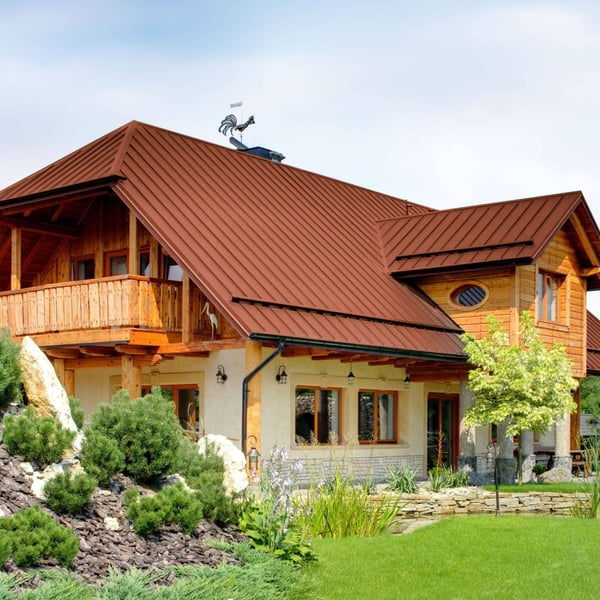 Staande felsplaat PD-510-S trapezium terracotta op een dak met windwijzer en houten balkon