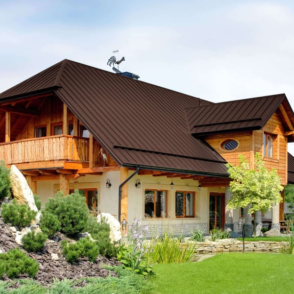 Staande felsplaat PD-510-S trapezium Chocoladebruin op een woonhuis met houten balkon en tuin