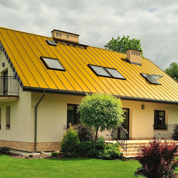 Dak van huis met staande felsplaat PD-510-S damwand Koolzaadgeel en dakramen