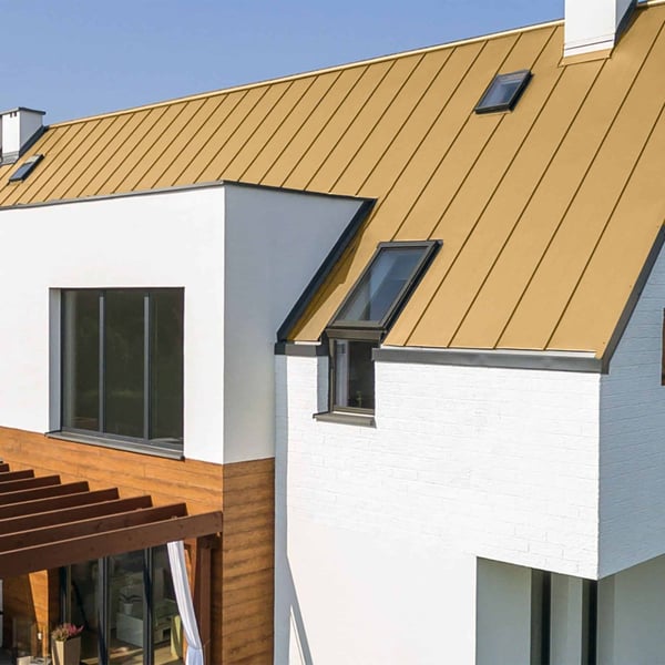 Modern huis met dak van staande felsplaat PD-510-S trapezium Zandgeel (RAL 1002)